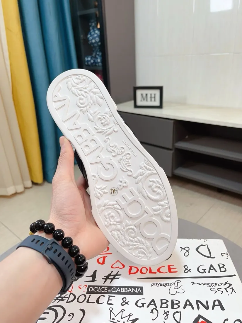Men's shoes 💰440🌹🌹"Dolce & Gabbana DG" original imported first-layer cowhide ➕ sheepskin lining, light on the foot, comfortable, versatile, original special outsole 🔥favored by trendy men, welcome to compare quality 🔥exquisite luxury, super A level! Compared with the genuine product at the counter, the version is no worse at all! Code number 36-46